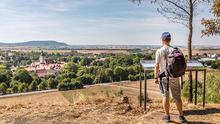  Vom Sonnenberg aus (hier direkt neben dem Wengertshäusla) genießt man einen wunderbaren Blick über Markt Einersheim und das Umland. Vom Sonnenberg aus (hier direkt neben dem Wengertshäusla) genießt man einen wunderbaren Blick über Markt Einersheim und das Umland.