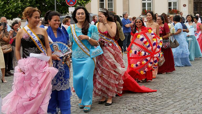Die Philippinen werden als Nation starker Frauen beschrieben und sie zeigen sich hier voller Stolz in ihren schmucken Festtagskleidern auf dem Marktplatz. Die Philippinen werden als Nation starker Frauen beschrieben und sie zeigen sich hier voller Stolz in ihren schmucken Festtagskleidern auf dem Marktplatz. 