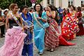 Die Philippinen werden als Nation starker Frauen beschrieben und sie zeigen sich hier voller Stolz in ihren schmucken Festtagskleidern auf dem Marktplatz.&nbsp;