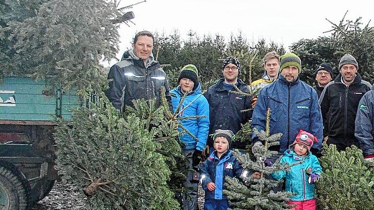 Christbäume haben ausgedient       -  (ngo)   Die Feiertage sind vorbei, der Christbaum muss entsorgt werden. Aber wohin damit? In Sennfeld übernimmt seit zehn Jahren der CSU-Ortsverband die Christbaumentsorgung. &bdquo;Über 450 Bäume haben wir schon eingesammelt&ldquo;, bilanziert Ortsvorsitzender Jürgen Bandorf. Er verweist auf die ökologische Verwertung. Die gesammelten Christbäume werden auf dem Kompostplatz der Gemeinde gehäckselt. Aus dem Häckselgut entsteht Humus. Bei der diesjährigen Abholaktion waren Thomas und Ben Rückert, Johannes und S. Bandorf, Jürgen Seidel, Dirk Poerschke, Stefan Eichhorn, Peter Knieß, Michael Klüpfel, Holger Merz und Jürgen Bandorf sowie Noah Rückert und Luise Seidel dabei.