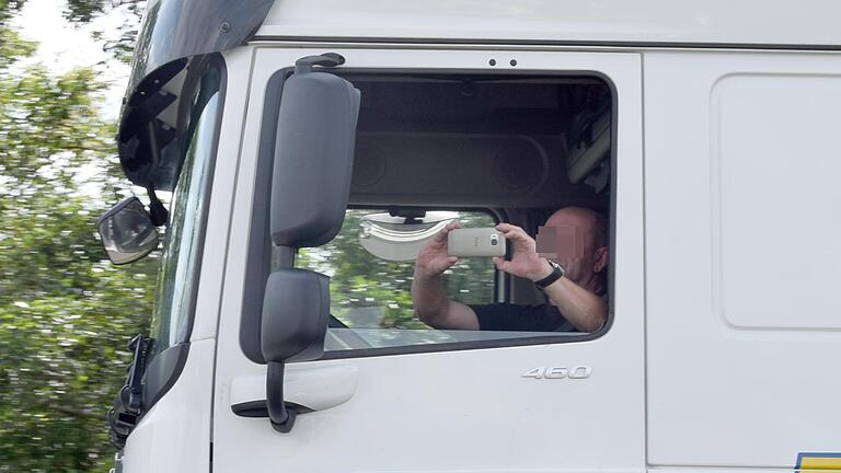 Gaffer wie dieser Lkw-Fahrer verursachten auf der A3 bei Schlüsselfeld einen kilometerlangen Stau. Gaffer wie dieser Lkw-Fahrer verursachten auf der A3 bei Schlüsselfeld einen kilometerlangen Stau.