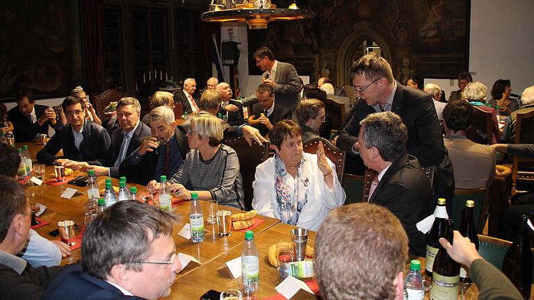 Wie üblich war die Kauzensitzung im Ochsenfurter Rathaus gut besucht. Wie üblich war die Kauzensitzung im Ochsenfurter Rathaus gut besucht.