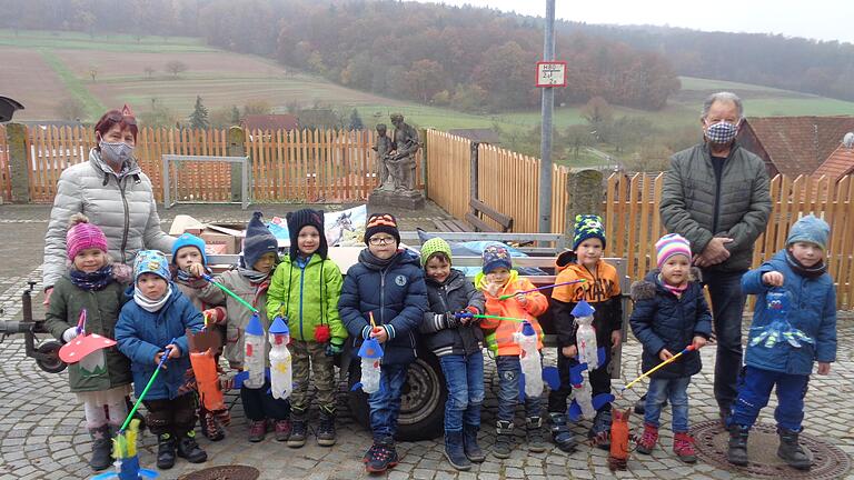 Stolz waren die Kinder des Montessori-Kindergartens Frickenhausen auf so viele Spenden, die sie zusammengebracht haben. Stolz waren die Kinder des Montessori-Kindergartens Frickenhausen auf so viele Spenden, die sie zusammengebracht haben.