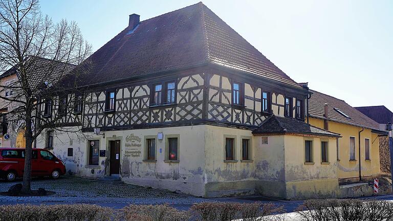 Das Gasthof 'zum Goldenen Kreuz' ist Gegenstand von städtebaulichen Planungen. Unser Bild zeigt das Kerngebäude mit Fachwerk und linksseitigem Torbogen ('Tanzcenter'), Erker und rückwärtigen Anbauten. Das Gasthof 'zum Goldenen Kreuz' ist Gegenstand von städtebaulichen Planungen. Unser Bild zeigt das Kerngebäude mit Fachwerk und linksseitigem Torbogen ('Tanzcenter'), Erker und rückwärtigen Anbauten.