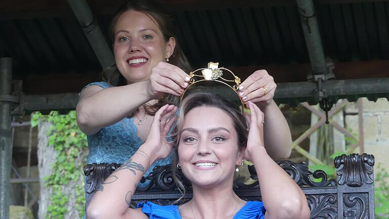 Ein neuer Stern strahlt auf der Peterstirn: Weinprinzessin Elena erhält die Krone von Amtsvorgängerin Kristin. Ein neuer Stern strahlt auf der Peterstirn: Weinprinzessin Elena erhält die Krone von Amtsvorgängerin Kristin.