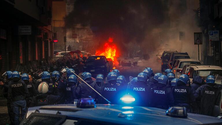 Schockierende Bilder: Ein Einzelfall sind die Krawalle zwischen Ultras und Hooligans aus Neapel und Frankfurt jedoch nicht. Die Gewaltspirale am Rande von Fußballspielen dreht sich europaweit.