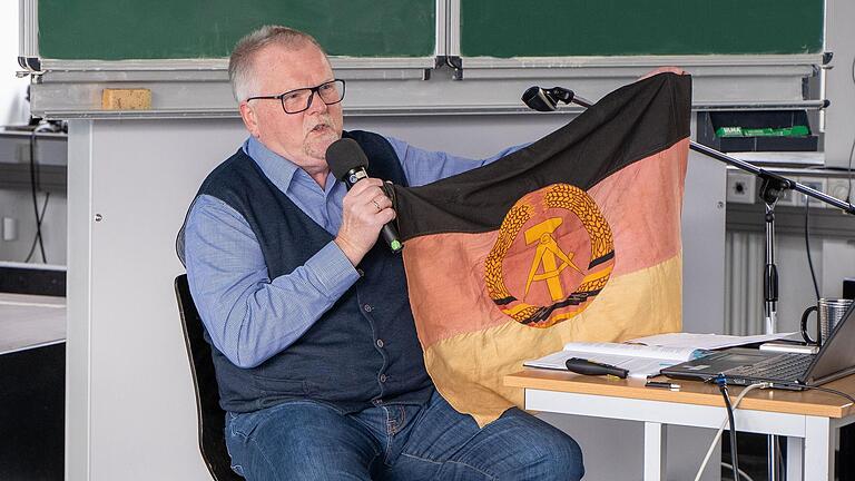 Eberhard Schellenberger beim 'Zeitzeugengespräch' des Bayernkolleg in Schweinfurt.