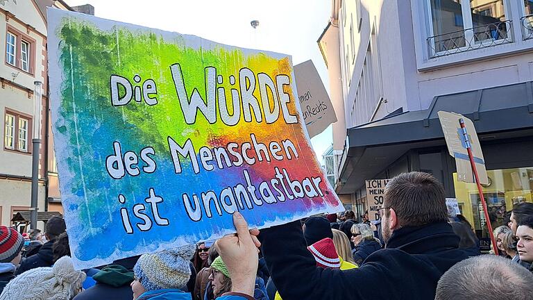 Über 6000 Menschen kamen am 27. Januar zur Kundgebung 'Nie wieder ist jetzt' in Schweinfurt. Über 6000 Menschen kamen am 27. Januar zur Kundgebung 'Nie wieder ist jetzt' in Schweinfurt.