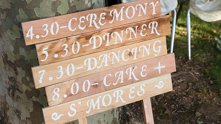 Wedding Day Timeline Schedule       -  Mit einem Ablaufplan erhalten Ihre Gäste einen Überblick am Hochzeitstag.