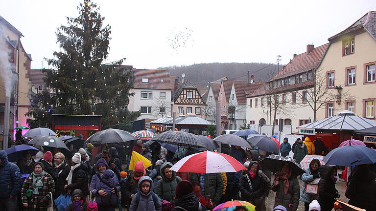 Vom Weihnachtsmarkt über das Bühnenprogramm mit Kindergruppen und zwei Partys bis zum Besuch des Nikolauses boten die Karlstadter Nikolaustage wieder zwei Tage ein attraktives Programm.