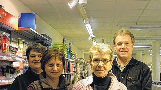 „Basti“ bringt Leben in den Schlecker - (bjk) Die Zeit des Leerstands im ehemaligen Schlecker-Markt in der Obertorstraße in Gemünden hat ein Ende. Der „Basti“ ist mit seinen Schreibwaren, Dekoartikeln und Bastelwaren bereits Mitte Januar aus seinen vorherigen Geschäftsräumen in der Obertorstraße dorthin umgezogen und hat sich dadurch von 100 auf 250 Quadratmeter vergrößert. Am Freitag fand nun die offizielle Eröffnung statt. Durch die Vergrößerung ist die Präsentation der Waren deutlich übersichtlicher als in den doch recht beengten Verhältnissen zuvor. Neben dem Geschäft in Gemünden hat „Basti“, seit 2001 in Gemünden, drei Filialen in Lohr, Marktheidenfeld und Herzogenaurach. Über die Eröffnung freuen sich (von links) Andrea Scheiner, Filialleiterin in Lohr und Marktheidenfeld, Sandra Rippel, Filialleiterin in Gemünden, Ute Baier und Inhaber Manfred Weigand, gebürtiger Gemündener. „Basti“ hat montags bis freitags von 9.30 bis 18 Uhr und samstags von 9.30 bis 12 Uhr geöffnet. „Basti“ bringt Leben in den Schlecker - (bjk) Die Zeit des Leerstands im ehemaligen Schlecker-Markt in der Obertorstraße in Gemünden hat ein Ende. Der „Basti“ ist mit seinen Schreibwaren, Dekoartikeln und Bastelwaren bereits Mitte Januar aus seinen vorherigen Geschäftsräumen in der Obertorstraße dorthin umgezogen und hat sich dadurch von 100 auf 250 Quadratmeter vergrößert. Am Freitag fand nun die offizielle Eröffnung statt. Durch die Vergrößerung ist die Präsentation der Waren deutlich übersichtlicher als in den doch recht beengten Verhältnissen zuvor. Neben dem Geschäft in Gemünden hat „Basti“, seit 2001 in Gemünden, drei Filialen in Lohr, Marktheidenfeld und Herzogenaurach. Über die Eröffnung freuen sich (von links) Andrea Scheiner, Filialleiterin in Lohr und Marktheidenfeld, Sandra Rippel, Filialleiterin in Gemünden, Ute Baier und Inhaber Manfred Weigand, gebürtiger Gemündener. „Basti“ hat montags bis freitags von 9.30 bis 18 Uhr und samstags von 9.30 bis 12 Uhr geöffnet.