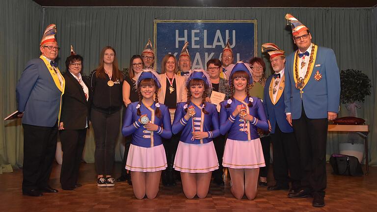 Viele Ehrungen gab es beim Inthroball für langjährige Mitglieder der Faschingsgilde Helau Krakau, v.l. vorne: Lena Becker, Lea Hamberger, Melanie Lach, hinten: Vorstand Bernd Wilhelm, FVF-Beirätin Ingrid Ganzer, Anna Thiele, Nadine Klinger, Werner Lawrenz, Nicole Stichler, Frank Volling, Inge Trunk, Hans-Jürgen Schmid, Wiltrud Wilhelm, Ordenskanzler Wolfgang Knorr, Sitzungspräsident Michael Kiesel. Viele Ehrungen gab es beim Inthroball für langjährige Mitglieder der Faschingsgilde Helau Krakau, v.l. vorne: Lena Becker, Lea Hamberger, Melanie Lach, hinten: Vorstand Bernd Wilhelm, FVF-Beirätin Ingrid Ganzer, Anna Thiele, Nadine Klinger, Werner Lawrenz, Nicole Stichler, Frank Volling, Inge Trunk, Hans-Jürgen Schmid, Wiltrud Wilhelm, Ordenskanzler Wolfgang Knorr, Sitzungspräsident Michael Kiesel.