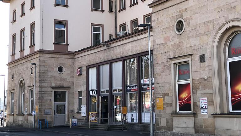 Das Bahnhofsareal in Gemünden: Nachdem die Maxl-Bäck-Filiale vergangenes Jahr geschlossen hat, zieht nun ein neuer Bäcker in das Empfangsgebäude. (Archivbild) Das Bahnhofsareal in Gemünden: Nachdem die Maxl-Bäck-Filiale vergangenes Jahr geschlossen hat, zieht nun ein neuer Bäcker in das Empfangsgebäude. (Archivbild)