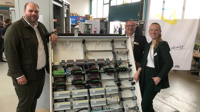 Freuen sich über eine sehr erfolgreiche Hausmesse bei Ludwar Elektrobau in Gerolzhofen: (von links) Yannik Ludwar, Bernd Ludwar und Danica Ludwar. Freuen sich über eine sehr erfolgreiche Hausmesse bei Ludwar Elektrobau in Gerolzhofen: (von links) Yannik Ludwar, Bernd Ludwar und Danica Ludwar.