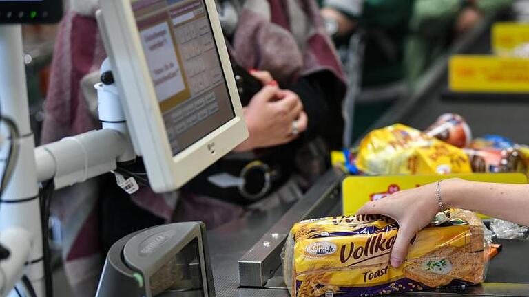 Eine Kassiererin an der Kasse beim Supermarkt. Der Anstieg der Verbraucherpreise in Deutschland hat sich im Juni etwas beschleunigt. Foto: Jens Kalaene/dpa-Zentralbild/dpa       -  Eine Kassiererin an der Kasse beim Supermarkt. Der Anstieg der Verbraucherpreise in Deutschland hat sich im Juni etwas beschleunigt.