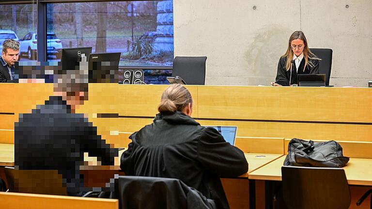 Vor dem Amtsgericht Würzburg musste sich der 48-Jährige wegen einem Buttersäure-Angriff auf das Wöhrl-Kaufhaus verantworten. Vor dem Amtsgericht Würzburg musste sich der 48-Jährige wegen einem Buttersäure-Angriff auf das Wöhrl-Kaufhaus verantworten.