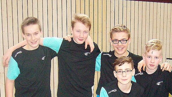 Die Jungen des Gymnasiums Bad Königshofen holten sich den Bezirkstitel im Tischtennis in der Wettkampfklasse III/1 mit (von links) Betreuer André Schömig, Marlon Morber, Linus Türk, Julius Buchs, Jakob Schäfer, Andi Ortlauf, Maximilian Dreher und Betreuerin Andrea Voigt.