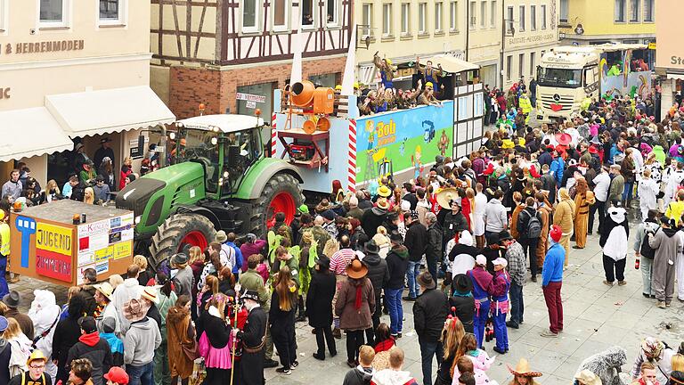 Der Mellrichstädter Faschingsumzug ist der größte in der Region. Am Sonntag werden rund 10 000 Schaulustige erwartet, wenn sich 60 Wagen und Fußgruppen durch die Stadt schlängeln. Der Mellrichstädter Faschingsumzug ist der größte in der Region. Am Sonntag werden rund 10 000 Schaulustige erwartet, wenn sich 60 Wagen und Fußgruppen durch die Stadt schlängeln.