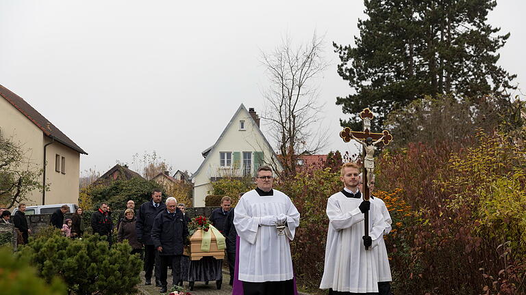 Beerdigung Erich Felgenhauer       -  Zahlreiche Menschen nehmen am Mittwoch (20.11.19) an der Beerdigung Erich Felgenhauers (ehemaliger Dritter Bürgermeister Würzburgs und langjähriges Mitglied des Stadtrats ) auf dem Alten Friedhof in Höchberg teil.