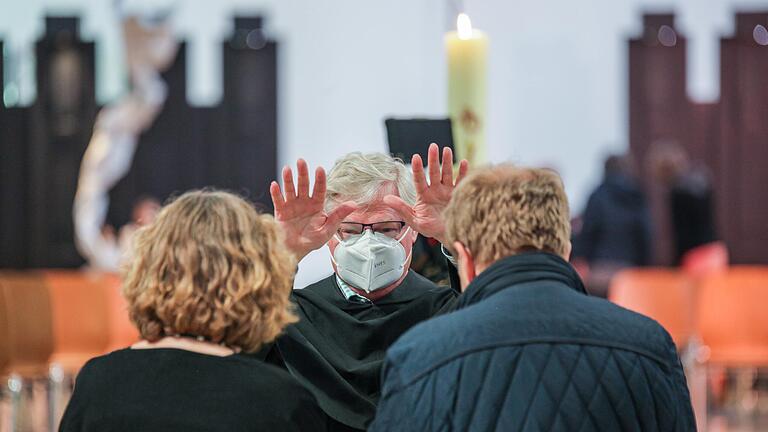 'Liebe gewinnt': Nach dem Gottesdienst in der Augustinerkirche konnten sich die Besucher segnen lassen, wie hier von Pater Alfons Tony. 'Liebe gewinnt': Nach dem Gottesdienst in der Augustinerkirche konnten sich die Besucher segnen lassen, wie hier von Pater Alfons Tony.