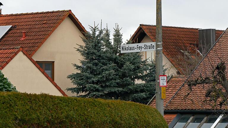 Die Schilder mit dem Straßennamen Nikolaus-Fey in Bergtheim werden mit erklärenden Hinweistafeln ergänzt. Der Gemeinderat hat nun die Entscheidung über den Text gefasst. Die Schilder mit dem Straßennamen Nikolaus-Fey in Bergtheim werden mit erklärenden Hinweistafeln ergänzt. Der Gemeinderat hat nun die Entscheidung über den Text gefasst.