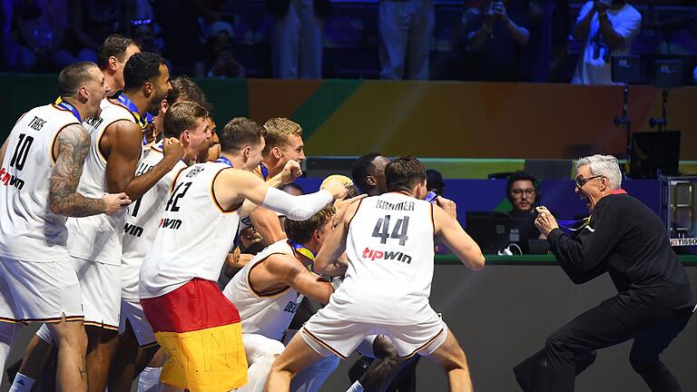 Der ehemalige Würzburger Basketball-Trainer Gordon Herbert (rechts) freut sich mit seiner Mannschaft über den Titel bei der Basketball-Weltmeisterschaft.