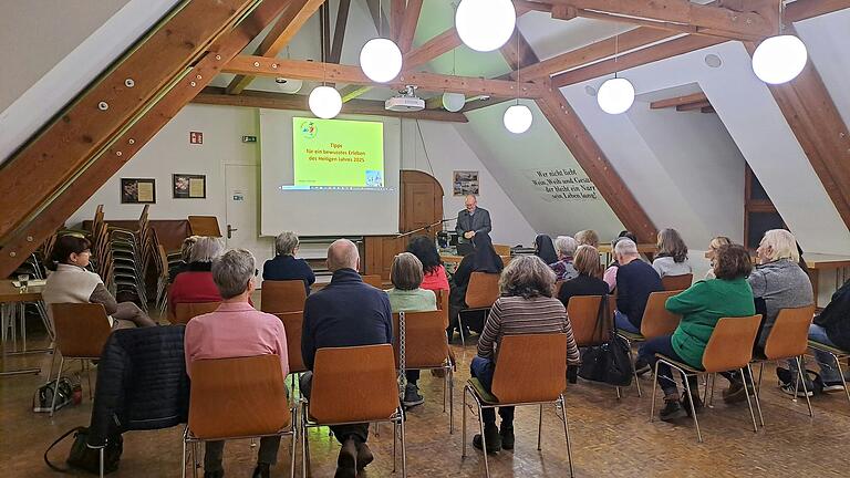 Blick in den gut besuchten Pfarrsaal mit Referent Pfarradministrator Adam Wąs.