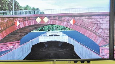 Das geht gleich schief: In der Simulation fährt ein Güterschiff in einem falschen Winkel auf den engen Bogen der alten Mainbrücke zu. Eine Kollision ist unvermeidlich.