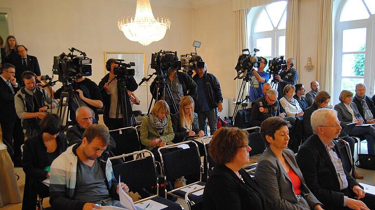 Fürstenhof zum Schlichterspruch im Fokus bundesweiter Medien - STAATSBAD (dübi) Überregionalen Medienrummel bescherten die Schlichterverhandlungen für den Sozial- und Erziehungsdienst dem Fürstenhof. Vier Tage rangen die Beteiligten um ein Ergebnis, bevor Georg Milbradt und Herbert Schmalstieg das Ergebnis bei einer Pressekonferenz bekannt gaben. Sollten die Tarifparteien zustimmen, dürften Streiks in Kindergärten und Horten für fünf Jahre der Vergangenheit angehören. Betroffen war im April für zwei Tage auch Bad Brückenau. Begeistert zeigten sich die Schlichtungs-Organisatoren vom Tagungsort. Weitere Treffen zu anderen Anlässen seien hier möglich. Fürstenhof zum Schlichterspruch im Fokus bundesweiter Medien - STAATSBAD (dübi) Überregionalen Medienrummel bescherten die Schlichterverhandlungen für den Sozial- und Erziehungsdienst dem Fürstenhof. Vier Tage rangen die Beteiligten um ein Ergebnis, bevor Georg Milbradt und Herbert Schmalstieg das Ergebnis bei einer Pressekonferenz bekannt gaben. Sollten die Tarifparteien zustimmen, dürften Streiks in Kindergärten und Horten für fünf Jahre der Vergangenheit angehören. Betroffen war im April für zwei Tage auch Bad Brückenau. Begeistert zeigten sich die Schlichtungs-Organisatoren vom Tagungsort. Weitere Treffen zu anderen Anlässen seien hier möglich.