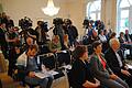 Fürstenhof zum Schlichterspruch im Fokus bundesweiter Medien       -  STAATSBAD (dübi)   Überregionalen Medienrummel bescherten die Schlichterverhandlungen für den Sozial- und Erziehungsdienst dem Fürstenhof. Vier Tage rangen die Beteiligten um ein Ergebnis, bevor Georg Milbradt und Herbert Schmalstieg das Ergebnis bei einer Pressekonferenz bekannt gaben. Sollten die Tarifparteien zustimmen, dürften Streiks in Kindergärten und Horten für fünf Jahre der Vergangenheit angehören. Betroffen war im April für zwei Tage auch Bad Brückenau. Begeistert zeigten sich die Schlichtungs-Organisatoren vom Tagungsort. Weitere Treffen zu anderen Anlässen seien hier möglich.