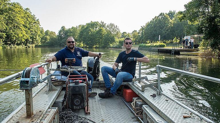 Noch ist es ganz locker: Alexander Majunke und Ole Müller fahren mit dem Sondierungsboot über den Sennfelder See, um den Untergrund nach magnetischen Störfeldern abzusuchen. Wenn sie fertig sind, kommen die Taucher zum Einsatz. Noch ist es ganz locker: Alexander Majunke und Ole Müller fahren mit dem Sondierungsboot über den Sennfelder See, um den Untergrund nach magnetischen Störfeldern abzusuchen. Wenn sie fertig sind, kommen die Taucher zum Einsatz.