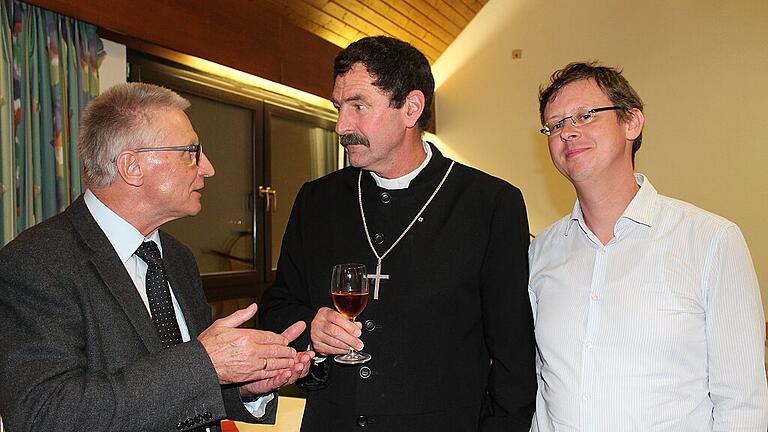Als Referent für den Vortrag beim des Dekanatsempfang in Rügheim war Bürgermeister Hubert Böse aus Themar (links) zu Gast – hier im Gespräch mit Thomas Jakob vom Bündnis „Demokratie und Weltoffenheit Kloster Veßra” und Dekan Jürgen Blechschmidt (Mitte). Als Referent für den Vortrag beim des Dekanatsempfang in Rügheim war Bürgermeister Hubert Böse aus Themar (links) zu Gast – hier im Gespräch mit Thomas Jakob vom Bündnis „Demokratie und Weltoffenheit Kloster Veßra” und Dekan Jürgen Blechschmidt (Mitte).