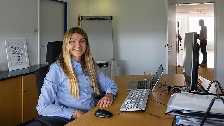 Nadine Korells Bürotür im Schweinfurter SKF-Hochhaus steht, gemäß der Unternehmenskultur, immer offen. Nadine Korell ist die erste Frau in der SKF-Geschäftsleitung. Sie leitet das knapp 400 Mann und Frau starke Sales Department für Mitteleuropa. Nadine Korells Bürotür im Schweinfurter SKF-Hochhaus steht, gemäß der Unternehmenskultur, immer offen. Nadine Korell ist die erste Frau in der SKF-Geschäftsleitung. Sie leitet das knapp 400 Mann und Frau starke Sales Department für Mitteleuropa.