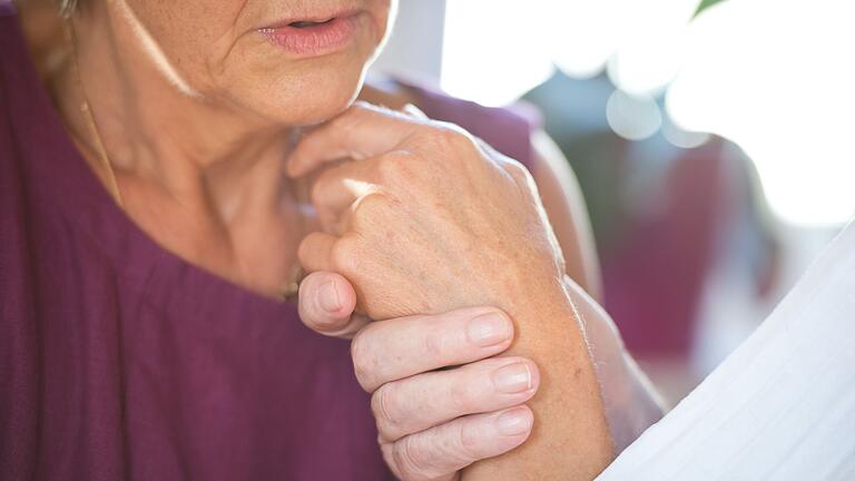„Demenzbegleiter” in Krankenhäusern - Eine Frau hält die Hand ihres an Demenz erkrankten Mannes. (Archivbid „Demenzbegleiter” in Krankenhäusern - Eine Frau hält die Hand ihres an Demenz erkrankten Mannes. (Archivbid