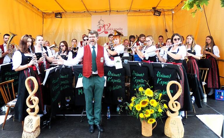 Als Dirigent des Orchesters und Vorsitzender vom Verein steht Marco Wolf (Mitte) an der Spitze in Michelau. Als Dirigent des Orchesters und Vorsitzender vom Verein steht Marco Wolf (Mitte) an der Spitze in Michelau.