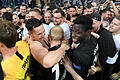 Freude pur: Die Eintracht Spieler (von links) Kevin Trapp, Sebastian Rode und Danny da Costa feiern mit den Eintracht-Fans den Einzug ins Halbfinale.