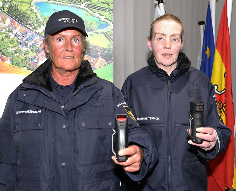 Die Veitshöchheimer Sicherheitswacht ist zu ihrer eigenen Sicherheit mit Pfefferspray ausgestattet, wie hier im Bild Doreen Geiger und Alexandra Gimperlein zeigen.