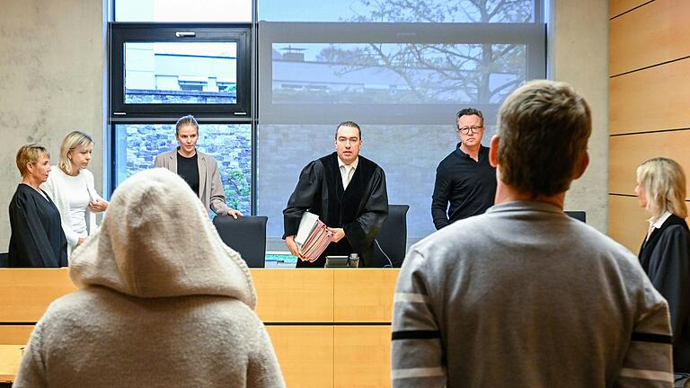 Neue Verhandlung am Landgericht Würzburg: Eine 63-Jährige und ein 39-Jähriger, die in erster Instanz vom Amtsgericht Gemünden wegen des Anschlags auf die Werntalbahn verurteilt worden waren, an diesem Mittwoch im Berufungsverfahren vor Richter Thomas Trapp. Neue Verhandlung am Landgericht Würzburg: Eine 63-Jährige und ein 39-Jähriger, die in erster Instanz vom Amtsgericht Gemünden wegen des Anschlags auf die Werntalbahn verurteilt worden waren, an diesem Mittwoch im Berufungsverfahren vor Richter Thomas Trapp.