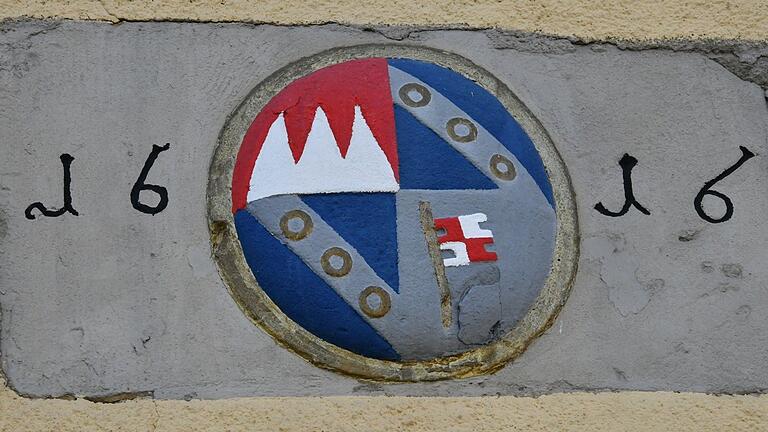 Das Wappen und die Jahreszahl über dem Eingang des ehemaligen Wirtshauses 'Zum Hirschen' in Großeibstadt erinnern an den Erbauer, den Würzburger Fürstbischof Julius Echter. Das Wappen und die Jahreszahl über dem Eingang des ehemaligen Wirtshauses 'Zum Hirschen' in Großeibstadt erinnern an den Erbauer, den Würzburger Fürstbischof Julius Echter.