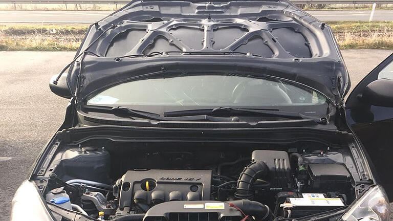 Motorhaube auf der Windschutzscheibe - Mit einer Motorhaube vor der Windschutzscheibe zogen Polizeibeamte einen Österreicher bei Randersacker aus dem Verkehr. Motorhaube auf der Windschutzscheibe - Mit einer Motorhaube vor der Windschutzscheibe zogen Polizeibeamte einen Österreicher bei Randersacker aus dem Verkehr.