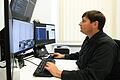 Der IT-Forensiker Hannes Pollach sitzt in senem Büro vor mehreren Bildschirmen. Die Zentralstelle Cybercrime Bayern (ZCB) feiert am 1. Januar fünfjähriges Jubiläum.