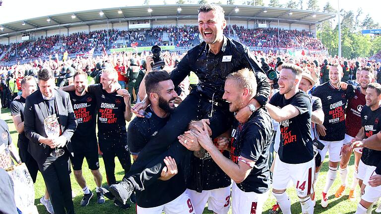 Michael Köllners größter Erfolg: der Bundesliga-Aufstieg mit dem 1. FC Nürnberg im Mai 2018. Nach dem entscheidenden Sieg in Sandhausen ließen die Spieler den Trainer hochleben. Michael Köllners größter Erfolg: der Bundesliga-Aufstieg mit dem 1. FC Nürnberg im Mai 2018. Nach dem entscheidenden Sieg in Sandhausen ließen die Spieler den Trainer hochleben.