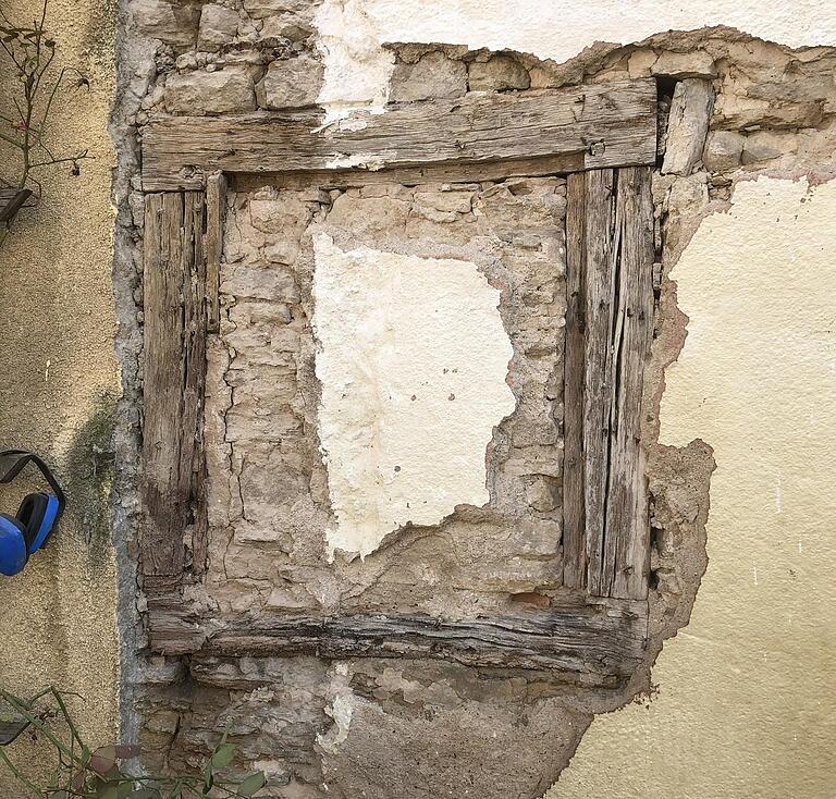 Beim Abbruch der Werkstatt ist auch dieses uralte zugemauerte Fenster unter dem Putz zum Vorschein gekommen. Der Fensterrahmen hat noch Holzdübel. Beim Abbruch der Werkstatt ist auch dieses uralte zugemauerte Fenster unter dem Putz zum Vorschein gekommen. Der Fensterrahmen hat noch Holzdübel.