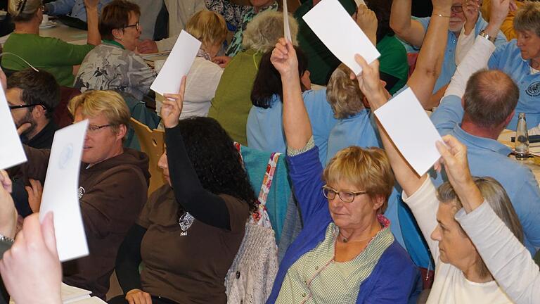 Margit Trittin (Gersfeld), Zweite von rechts, bei der Abstimmung, Anträge in der Tagesordnung vorzuziehen. Sie scheiterte mit ihrem Antrag. Margit Trittin (Gersfeld), Zweite von rechts, bei der Abstimmung, Anträge in der Tagesordnung vorzuziehen. Sie scheiterte mit ihrem Antrag.