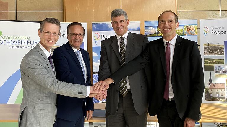 Um den Ausbau erneuerbarer Energien zu beschleunigen, wollen die Stadtwerke Schweinfurt künftig vermehrt auf Kooperationen mit umliegenden Gemeinden setzen. Die Gründung der Gesellschaft 'Poppenhausen Erneuerbare Energien GmbH' besiegelten (von links) Oberbürgermeister Sebastian Remelé, Poppenhausens Bürgermeister Ludwig Nätscher, Stadtwerke-Geschäftsführer Thomas Kästner und Andreas Göb, Bereichsleiter Technik der Stadtwerke.