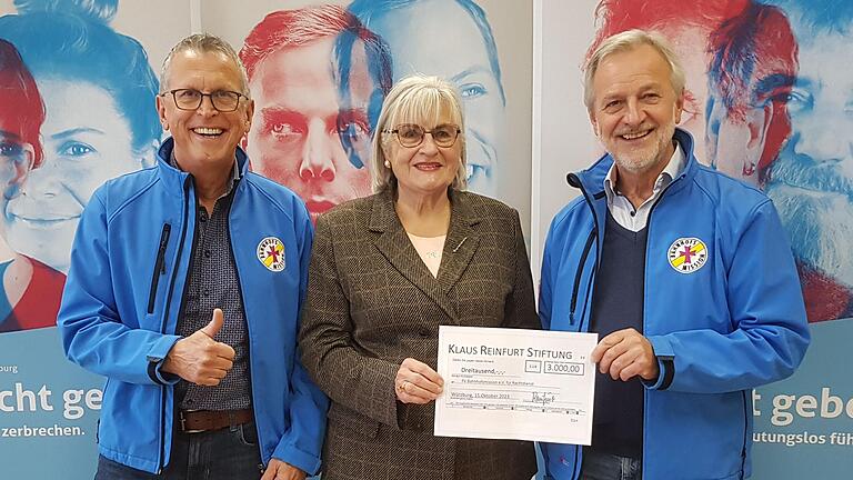 Die Klaus-Reinfurt-Stiftung spendete 3000 Euro an die Würzburger Bahnhofsmission. Im Bild (von links): Michael Lindner-Jung (Bahnhofsmission), Ruth Reinfurt (Klaus-Reinfurt-Stiftung) und Helmut Lang (Förderverein). Die Klaus-Reinfurt-Stiftung spendete 3000 Euro an die Würzburger Bahnhofsmission. Im Bild (von links): Michael Lindner-Jung (Bahnhofsmission), Ruth Reinfurt (Klaus-Reinfurt-Stiftung) und Helmut Lang (Förderverein).