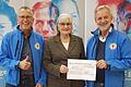 Die Klaus-Reinfurt-Stiftung spendete 3000 Euro an die Würzburger Bahnhofsmission. Im Bild (von links): Michael Lindner-Jung (Bahnhofsmission),  Ruth Reinfurt (Klaus-Reinfurt-Stiftung) und Helmut Lang (Förderverein).
