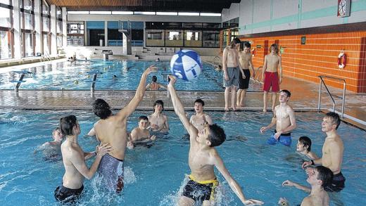 Das Hallenbad Maradies: Schon morgen ist es Geschichte. Mit einer Abschiedsparty feiern die Besucher heute, Donnerstag, von 10 bis 22 Uhr den letzten Badetag inklusive Sauna bei freiem Eintritt. Ab 18 Uhr gibt es im Außenbereich zusätzlich Musik mit DJ Hodge, einen Wintergrill und ein Eisbuffet sowie zum Abschluss ein Feuerwerk.Foto: Andreas Brachs Das Hallenbad Maradies: Schon morgen ist es Geschichte. Mit einer Abschiedsparty feiern die Besucher heute, Donnerstag, von 10 bis 22 Uhr den letzten Badetag inklusive Sauna bei freiem Eintritt. Ab 18 Uhr gibt es im Außenbereich zusätzlich Musik mit DJ Hodge, einen Wintergrill und ein Eisbuffet sowie zum Abschluss ein Feuerwerk.Foto: Andreas Brachs