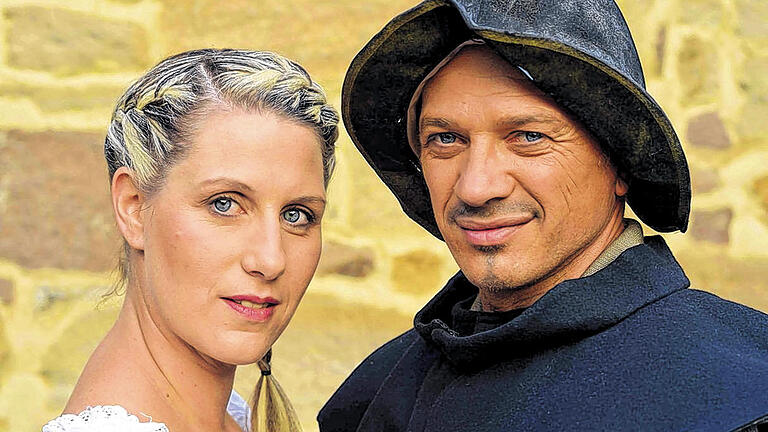 Romantisch: Eine Liebesgeschichte lockert die Handlung auf. Regisseurin Silvia Kirchhof vom Kleinen Stadttheater Gerolzhofen wagt sich bei diesem Stück an die Fränkische Mundart heran und freut sich schon auf die Aufführungen. Im Bild Alexandra Detsch und Horst Kiss, die die Hauptrollen spielen. Romantisch: Eine Liebesgeschichte lockert die Handlung auf. Regisseurin Silvia Kirchhof vom Kleinen Stadttheater Gerolzhofen wagt sich bei diesem Stück an die Fränkische Mundart heran und freut sich schon auf die Aufführungen. Im Bild Alexandra Detsch und Horst Kiss, die die Hauptrollen spielen.