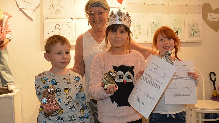 Helene Wollbach-Meyer vom Kunstverein Bad Neustadt zeigte sich erfreut über das Engagement der jungen Künstlerinnen und Künstler im Kindergarten Mariä Himmelfahrt. Mit Publikumspreisen wurden (von links) Stephan Näb, Isabella Martynow und Amelie Herbert ausgezeichnet. Helene Wollbach-Meyer vom Kunstverein Bad Neustadt zeigte sich erfreut über das Engagement der jungen Künstlerinnen und Künstler im Kindergarten Mariä Himmelfahrt. Mit Publikumspreisen wurden (von links) Stephan Näb, Isabella Martynow und Amelie Herbert ausgezeichnet.
